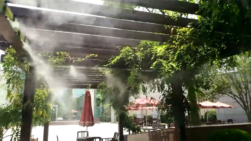 上海野生动物园美食广场-喷雾降温